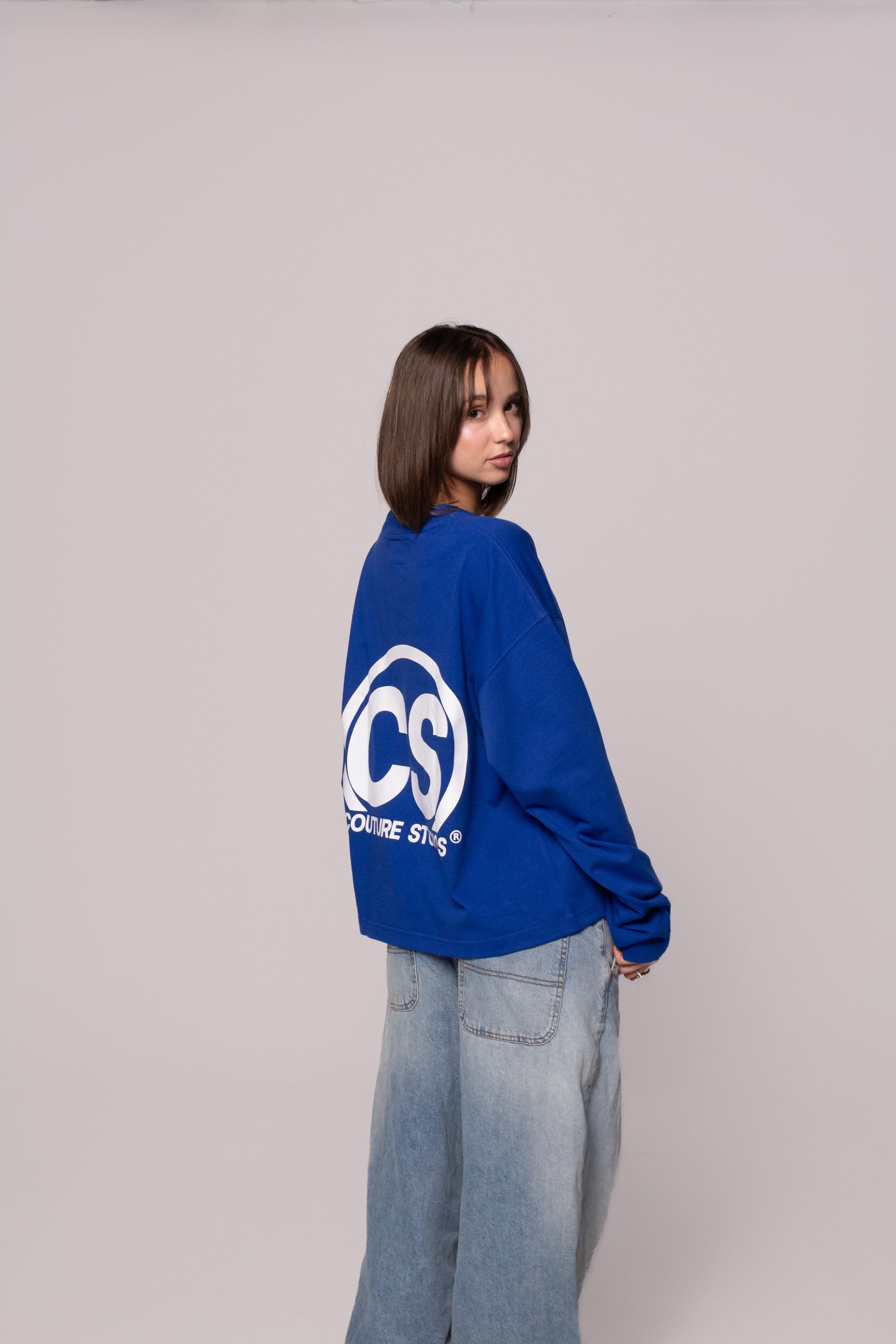 oversized blue crewneck streetwear outfit Spain